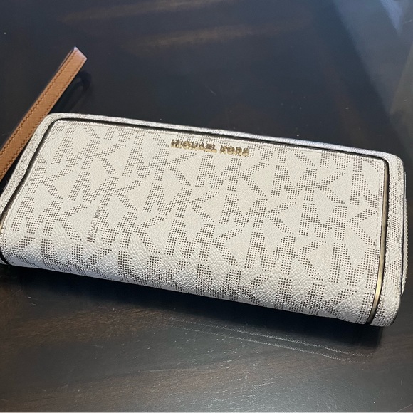 Michael Kors Jet Set Continental Accordion Wallet - Picture 4 of 13